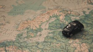 zabawkowy samochód na mapie świata