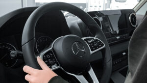 wnętrze wyposażonej kabiny kierowcy ciężarówki